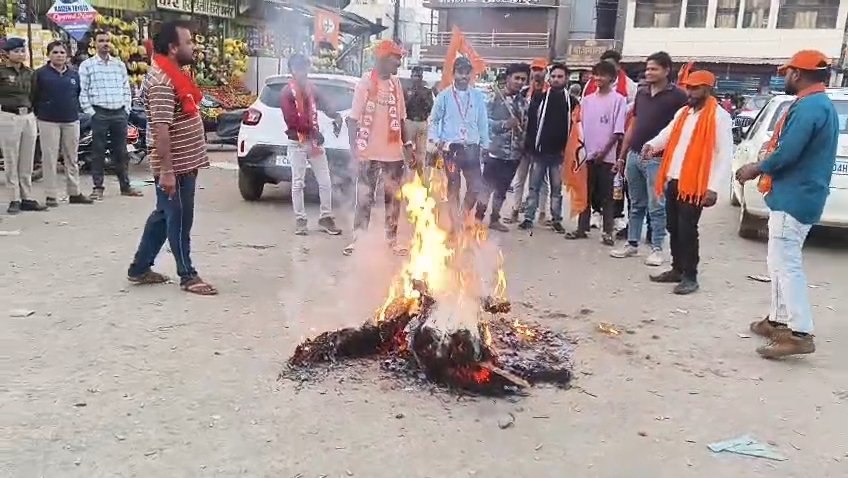 शिवसेना ने बांग्लादेश में हिंदुओं पर कथित अत्याचार के विरोध में बांग्लादेशी प्रधानमंत्री मोहम्मद यूनुस किया पुतला दहन